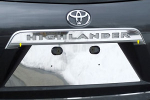 Toyota Highlander 2008-2013 - Хромированная планка над номером (SAA) фото, цена