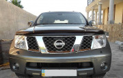 Nissan Pathfinder 2005-2010 - Дефлектор капота (мухобойка), темный. (SIM) фото, цена